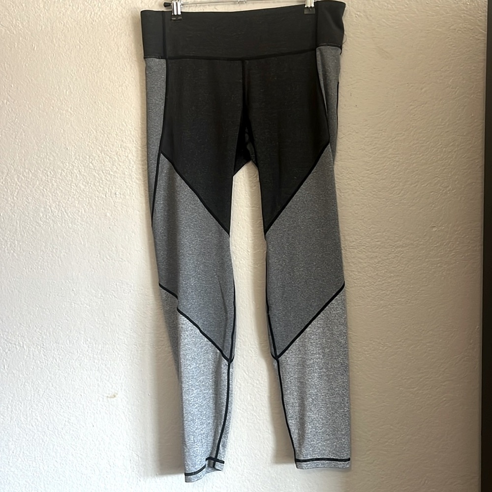 Black and grey colorblock athletic leggings size XL